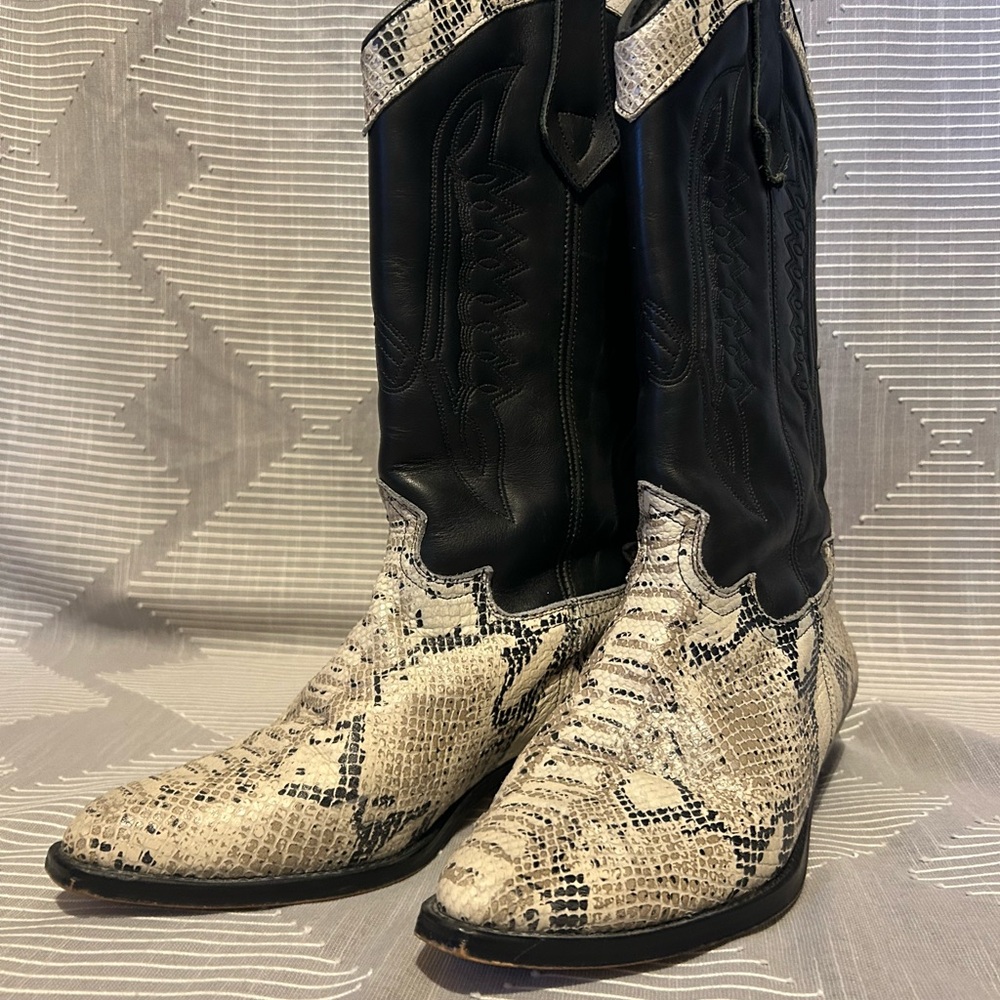 Snake print black Cowboy Boots size 8